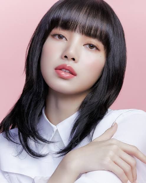 Lisa Blackpink,Thai European Beautiful girl is 20 years old holding a chocolate bar and eating it.