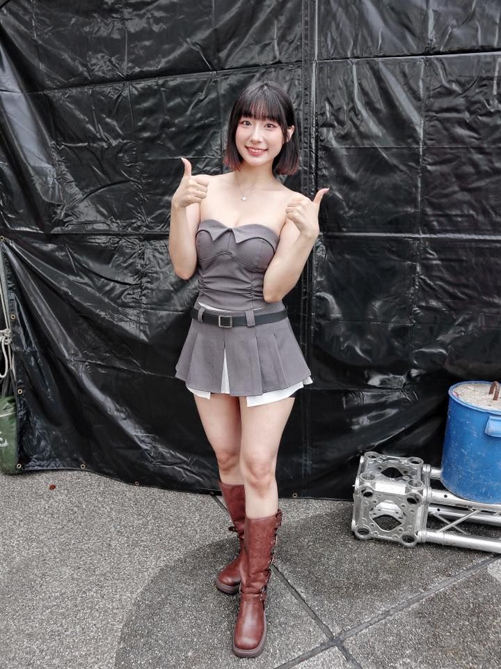 生成一張懷孕9個月的孕婦照~ 孕肚顯露~人物衣服保持不變!!