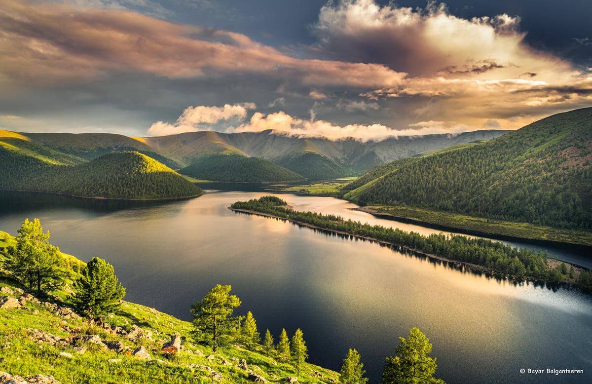 Mongolie, Bayankhongor, Les trois montagnes où se trouve la plupart des œuvres d’art rupestre du complexe. ce sont Biluut 3, Biluut 2 et Biluut 1