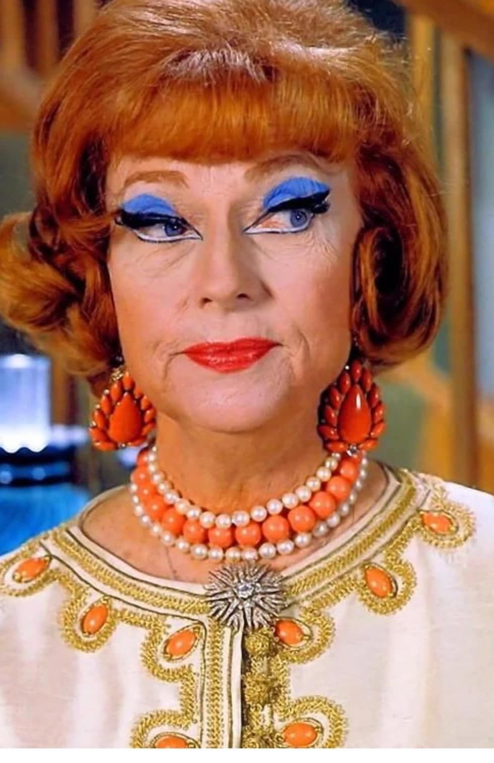 Giorgia Meloni in "bewitched endora"