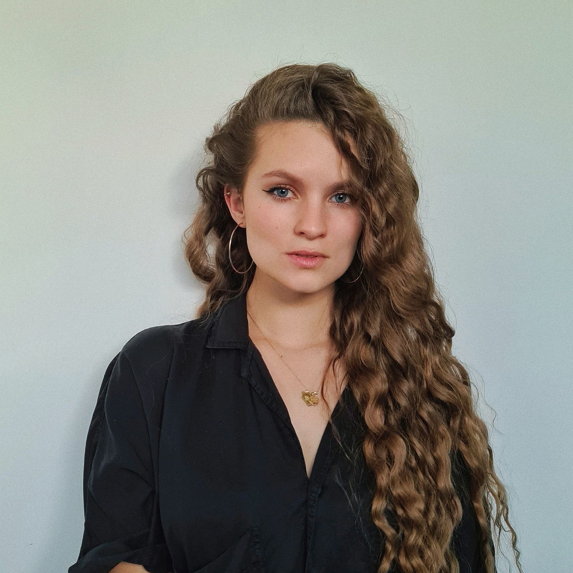 In (a museum 1.4), a room where all the works represent the same woman. 8k resolution concept art by Greg Rutkowski dynamic lighting hyperde...