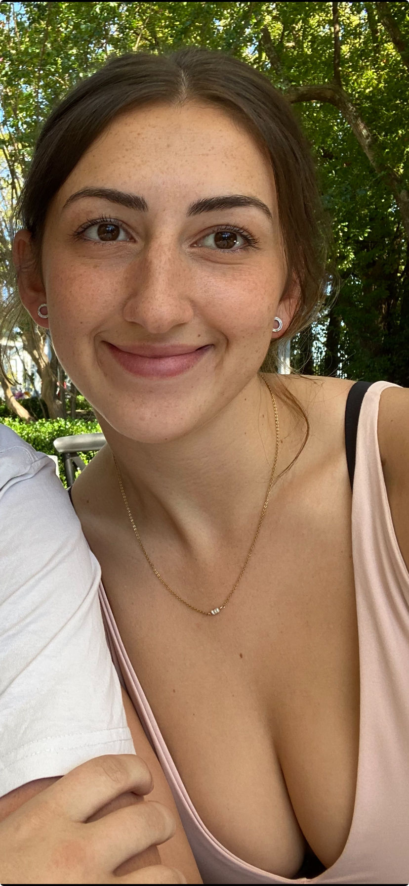 make princess face look exactly like girls face and make princess a little more tanned. - Start Image 1