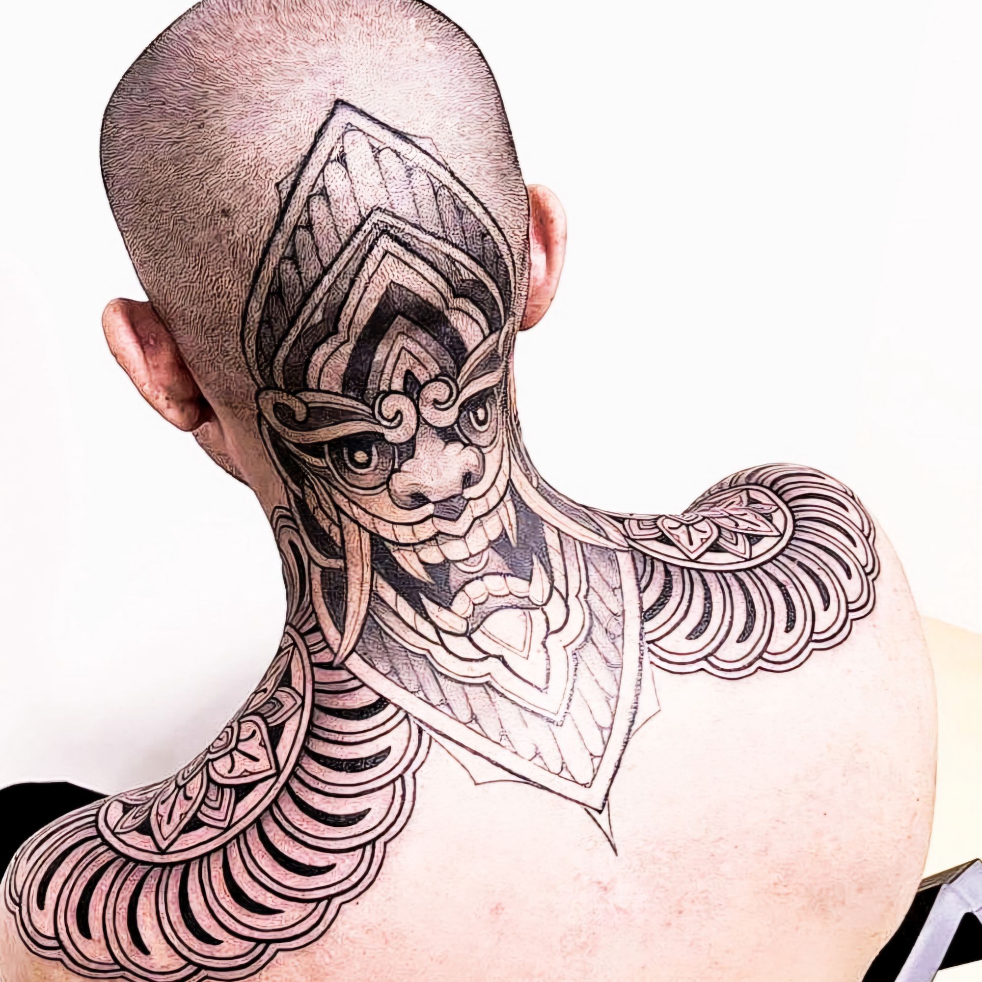 A tatuagem na imagem apresenta um design impressionante que combina elementos geométricos, ornamentais e tradicionais indonésios. 

### Det...