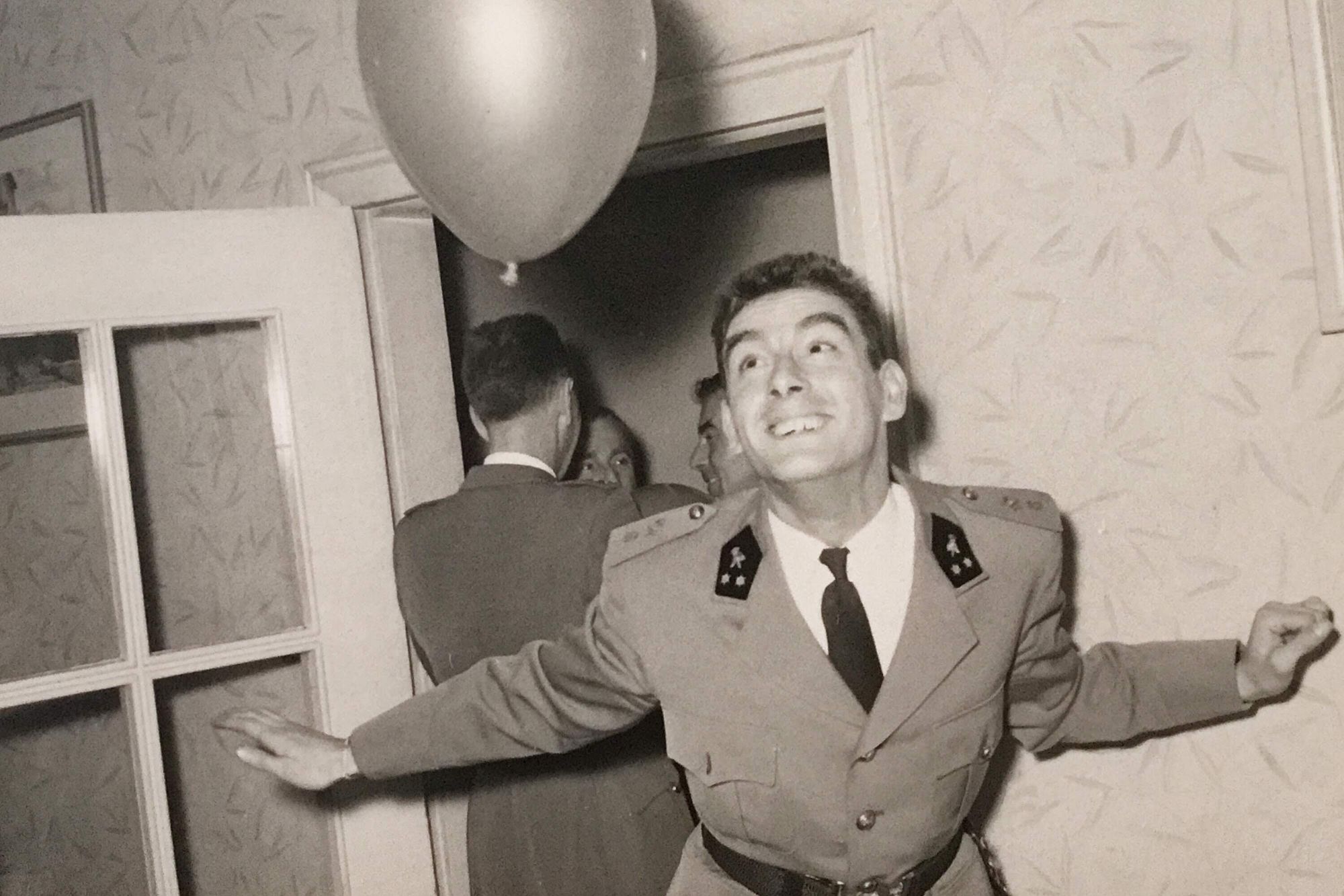 Two aliens on a date in a fancy restaurant.