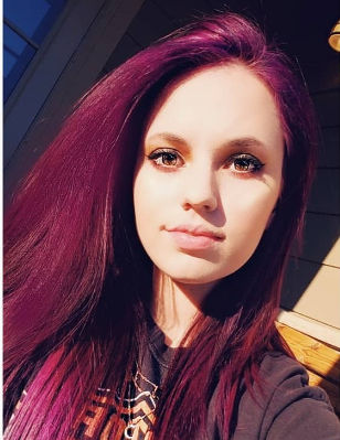 Underwater view a woman wearing armor in a battle with a crab.