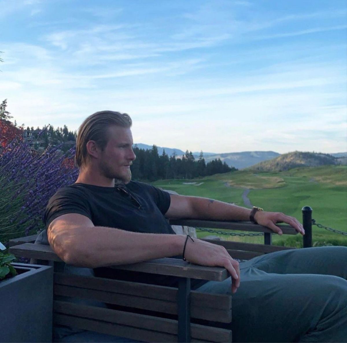 <lora:Murraypunk Flux:1.0> <lora:SuperHyperrealismFlx:1.0> <lora:Double Photoreal v2:1.0> <lora:Beautiful women:1.0> A muscular man with blo...