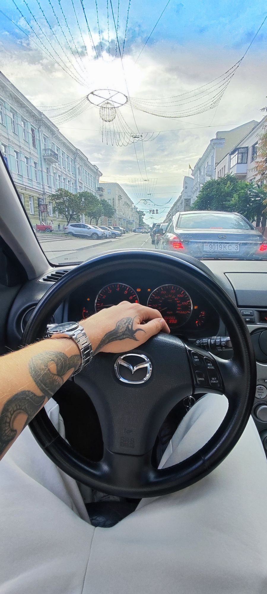 В этой фото измени фон за окном на мегополис
