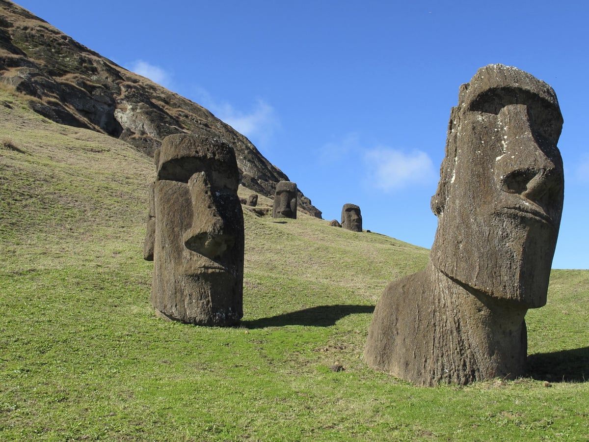 a group of aliens with big heads