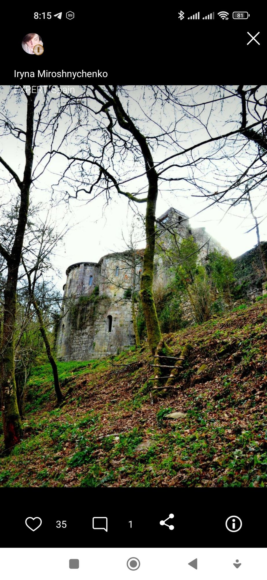 Surrealismo psicodélico neo-noir. El monasterio medieval de la foto que está de fondo brilla con luz verde neon, iluminación de fondo. Refle...