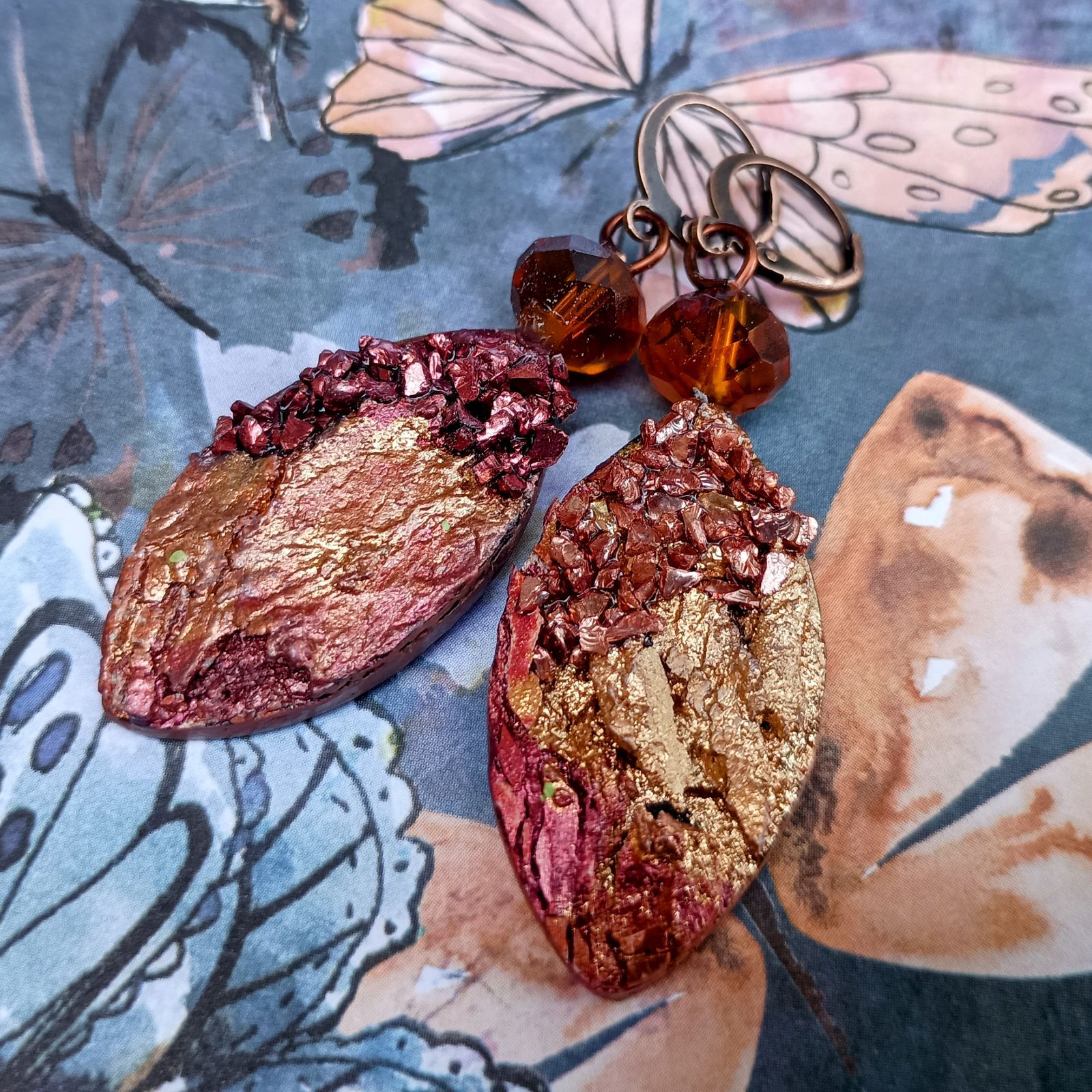 A video showing the earrings from different sides. The camera moves smoothly and evenly without brusque movements and bl...