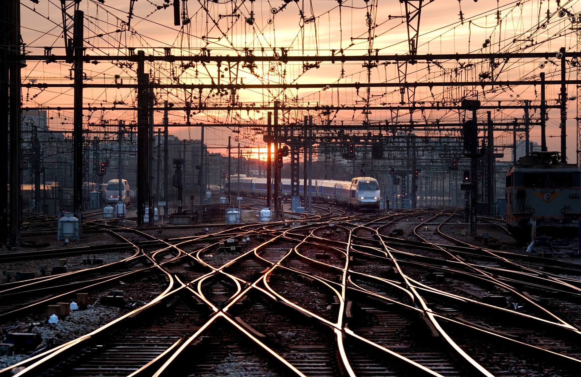 Peux-tu transformer cette photo en ajoutant énormément de neige dans toutes les zones de verdure ? Ne rien changer d'autre. Garde les détail...
