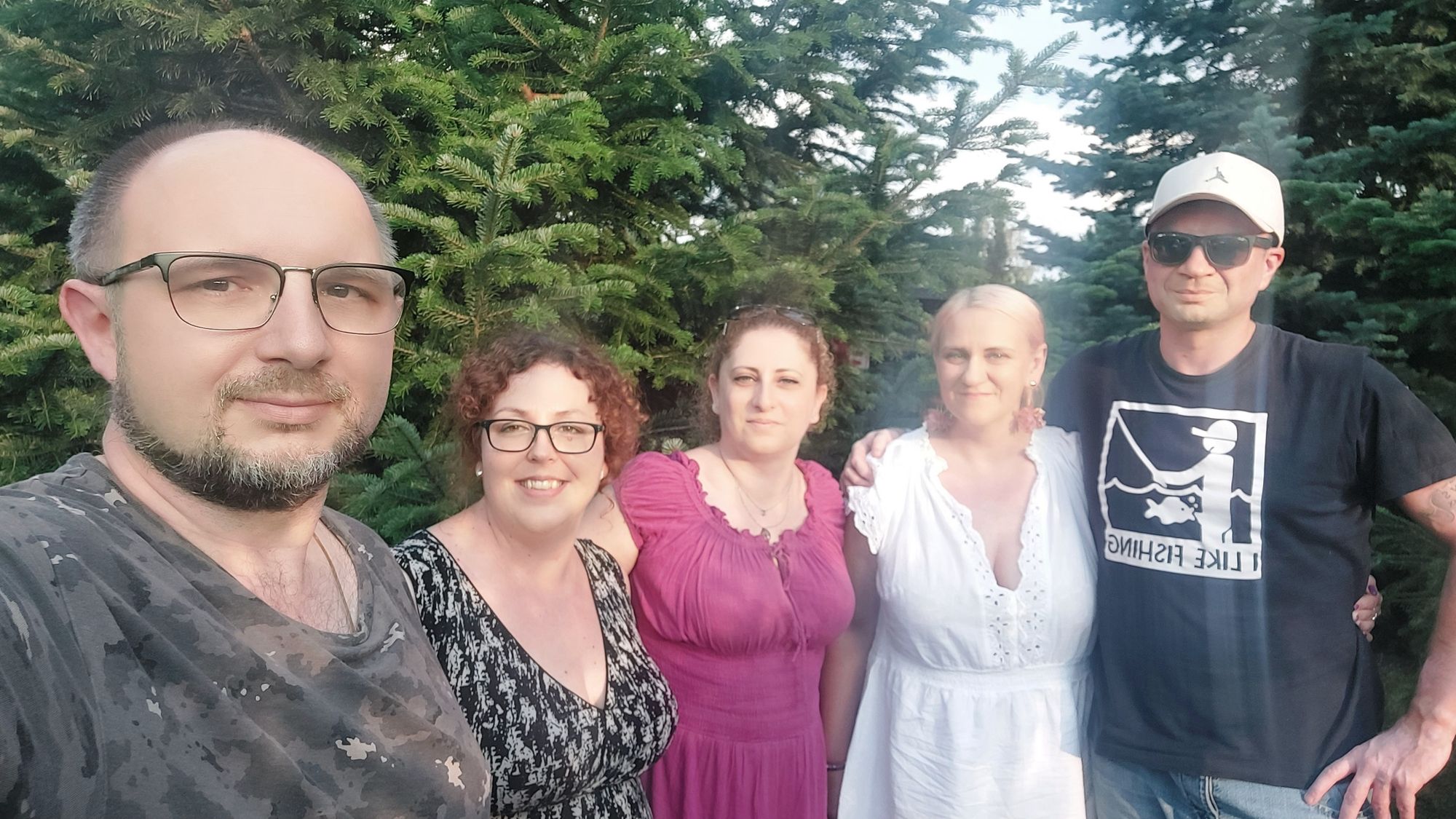 Korean k-pop group 2 men on the sides, 3 females in the middle