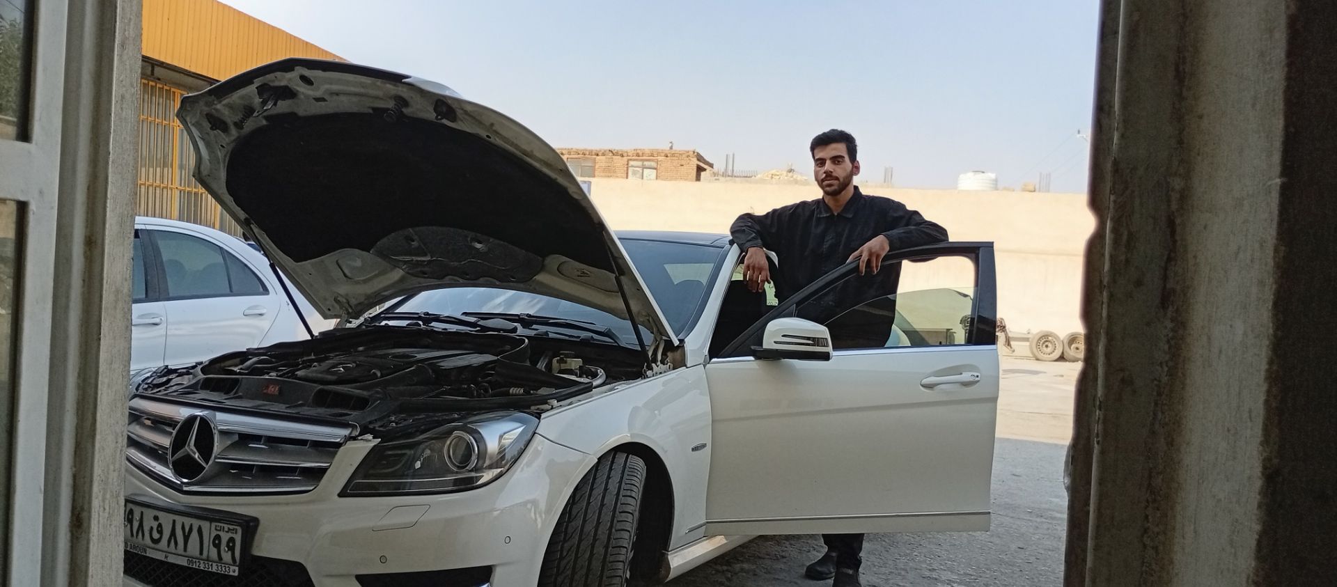 چهرم تغییر نکنه این خیلی مهمه.مکان را تغییر بده توی یه گاراژ شیک و پر از ماشین های بنز زیبا ،من هم روی یه ماشین بنز درحال کار کردن باشم واقع...