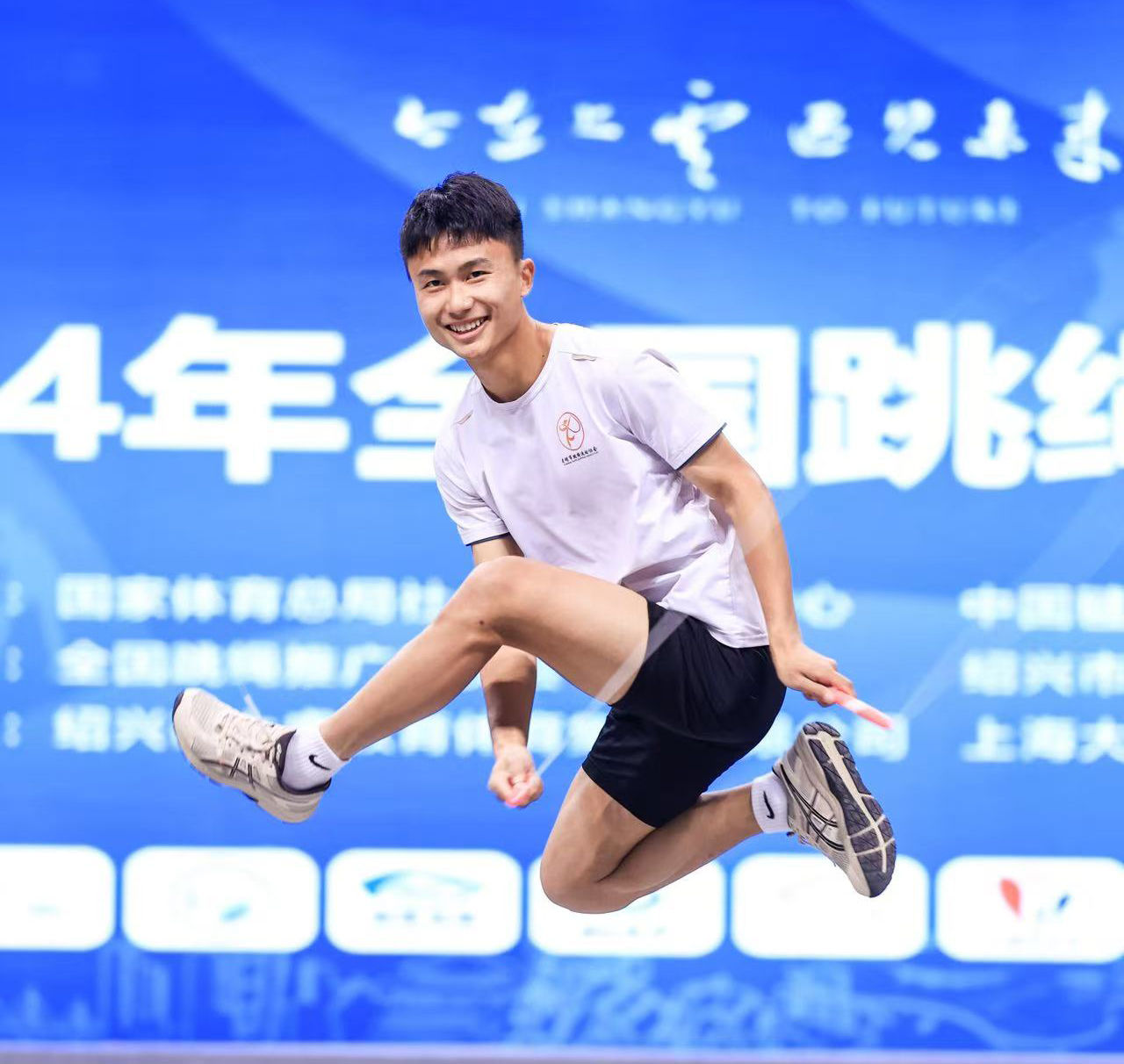 Replacing the characters in the picture with robots gives the overall image a stronger sense of technology.