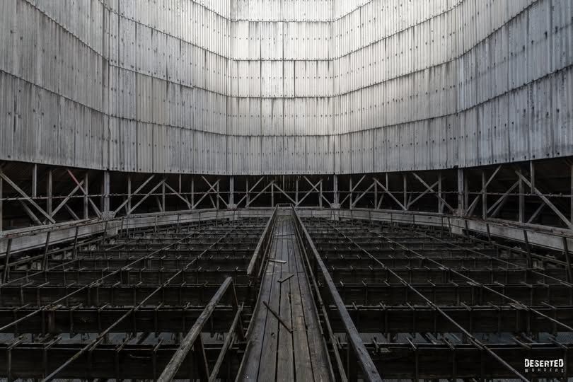 epic wide shot, cinematic, hyperrealistic, photorealistic, dark fantasy, sci-fi, dystopian, toxic and polluted atmosphere, volumetric fog, e...