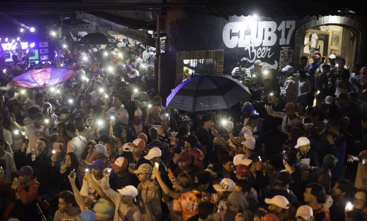 Street art digital painting. Medium shot. The party takes place on Caio de Almeida Prado Avenue, in Vila Nova União, near São Miguel Paulist...