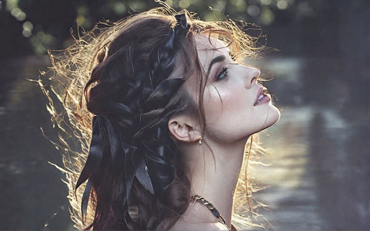 Keira Knightley ultrarealistic face, superdetailled as a Pirate in maroon and black tight-leather corset, brown tight-leather biker pants, D...