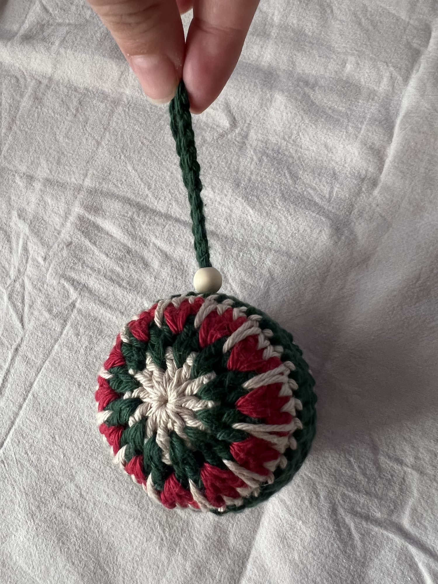 Crear una fotografía vertical de estilo slow living y ambiente navideño acogedor. Usar exclusivamente las imágenes adjuntas como referencia ... - Start Image 1