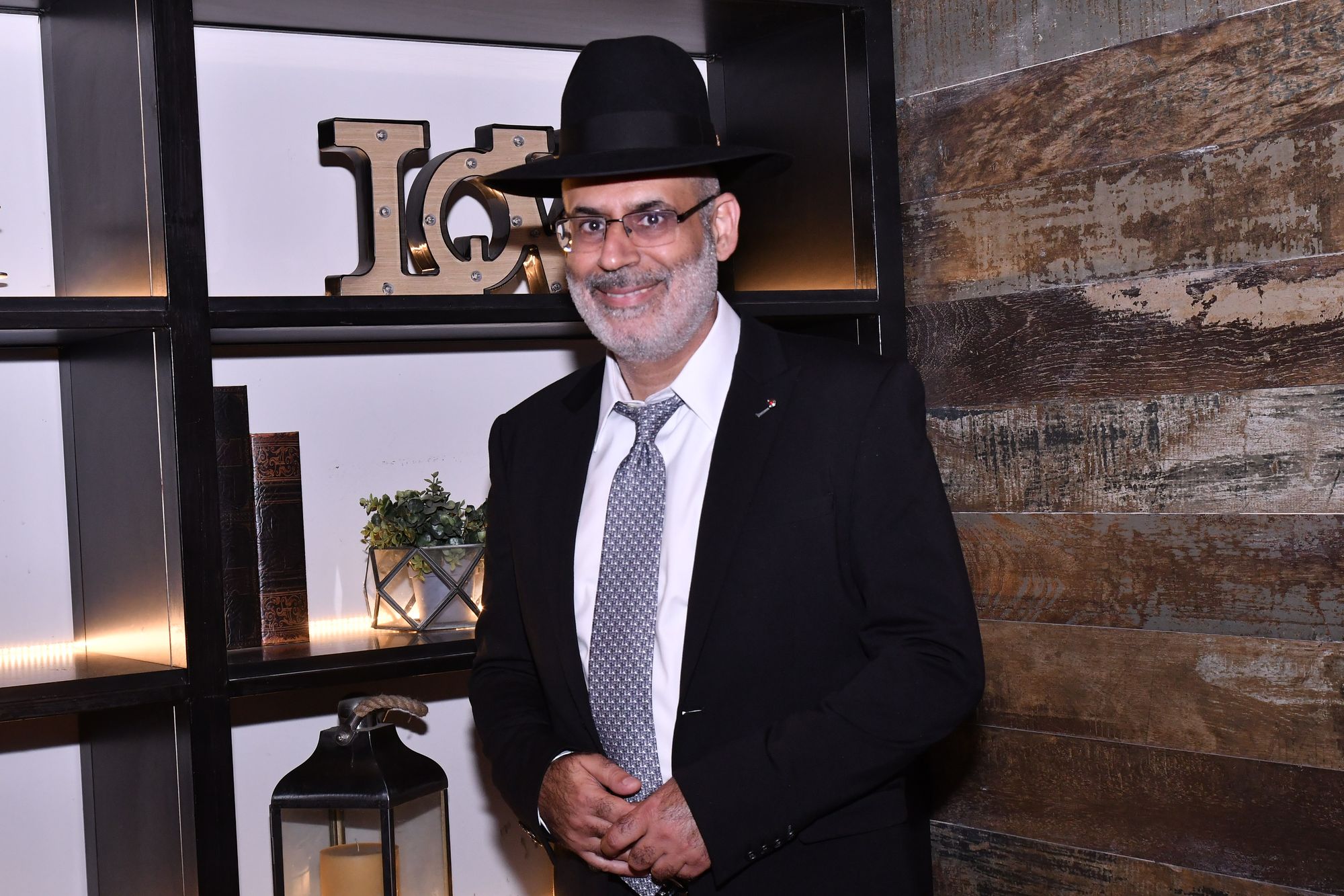 TBH RUMV KHMUR ,NUBV
אני יביא לו תמונה ושיצור איך יראה האיש בתמונה בעוד 15 שנה
איך אני מעלה לפה תמונה
