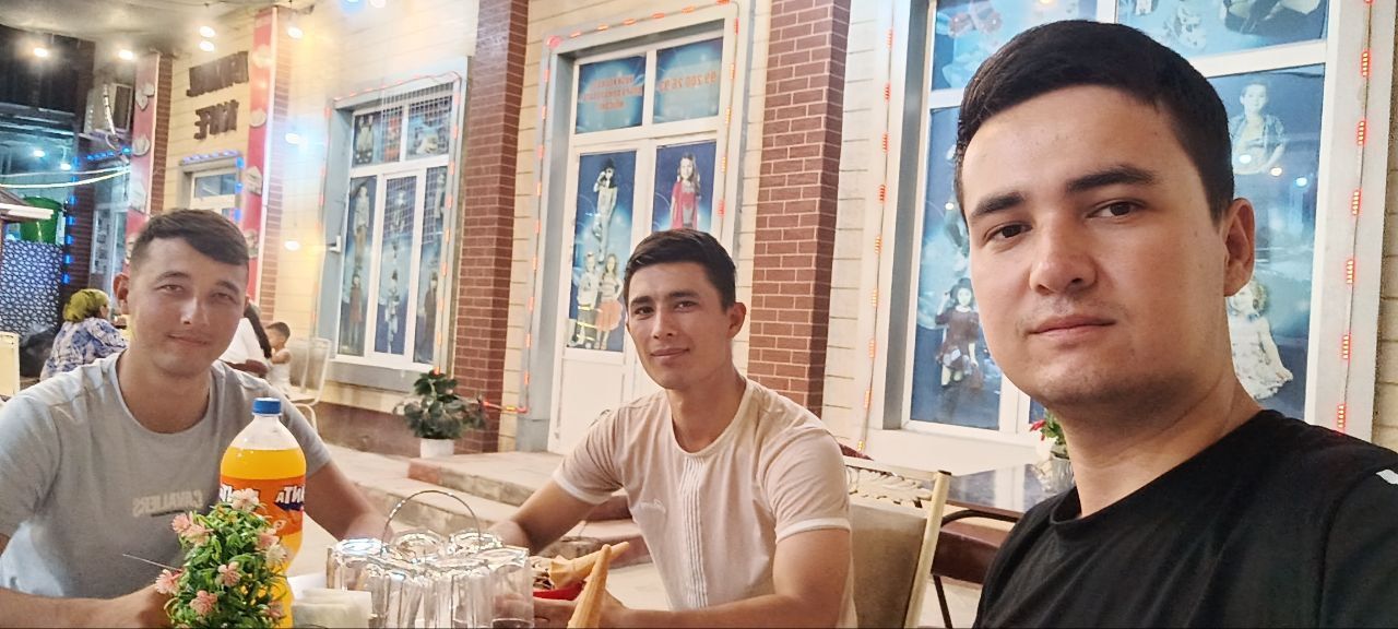 Edit this image, replace all man but the one wear black T-shirt with cute girls clinging to the black weared man.