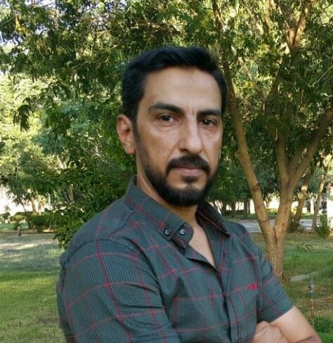 This artist paints a picture of himself in a professional way