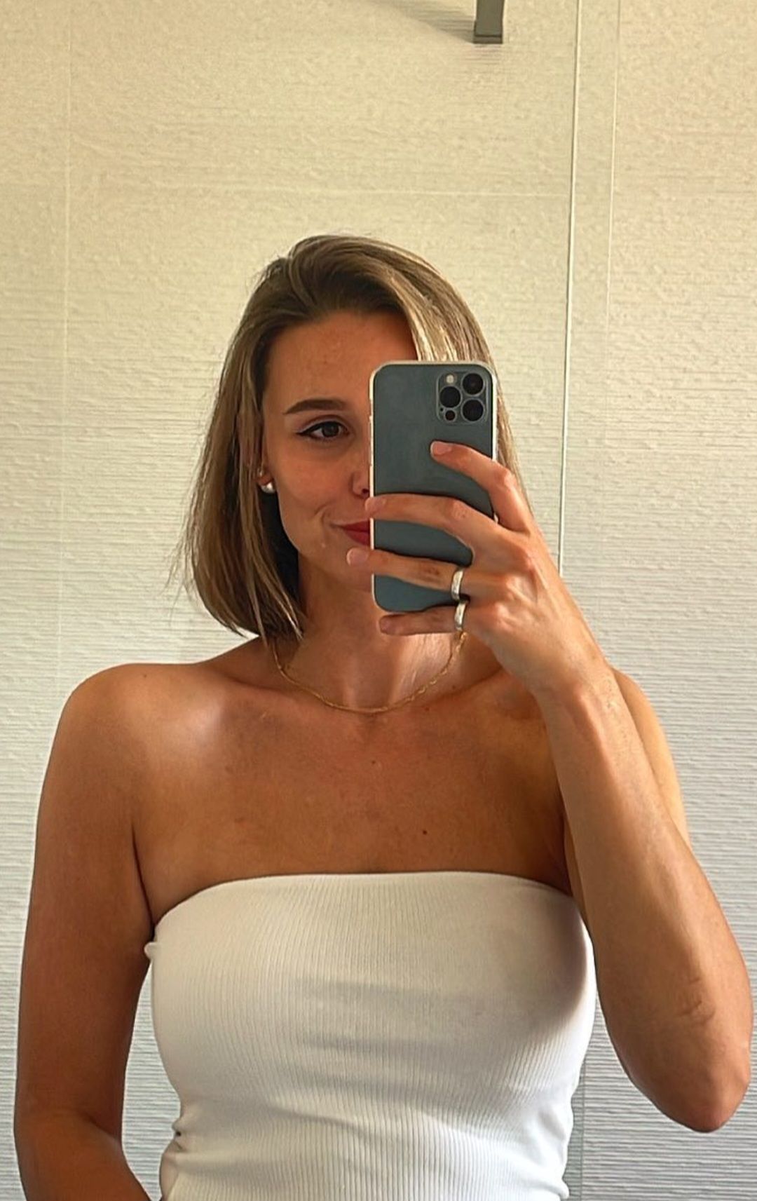 Create a high-resolution, extremely sharp image. The image shows the same woman, same face, same body, same pose in a mirror-selfie stance, ... - Start Image 1