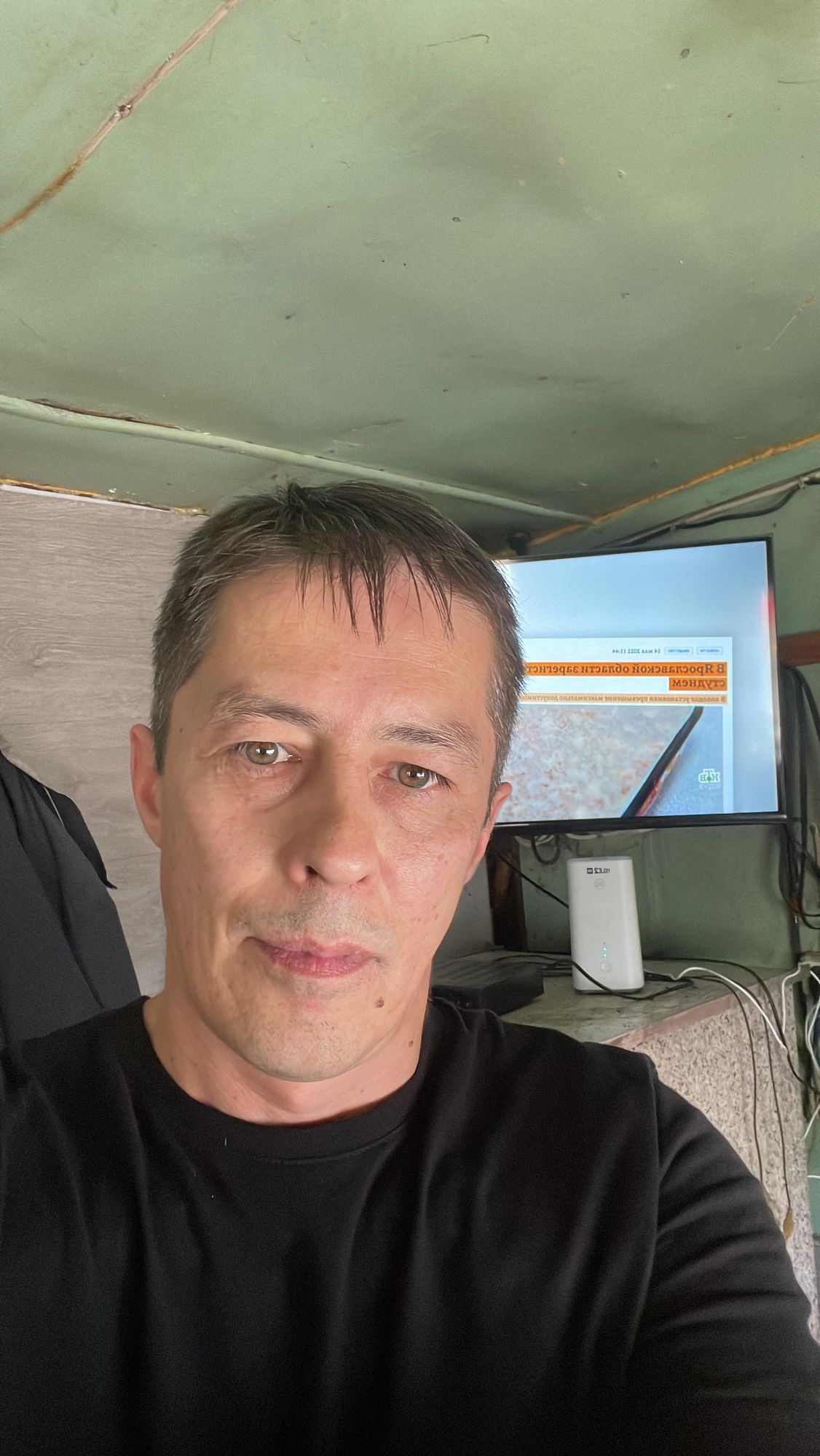 Создай гиперреалистичный портрет модели с эффектом цифрового глитча, разделяющим лицо на пиксельные фрагменты. Одна сторона фотореалистичная...