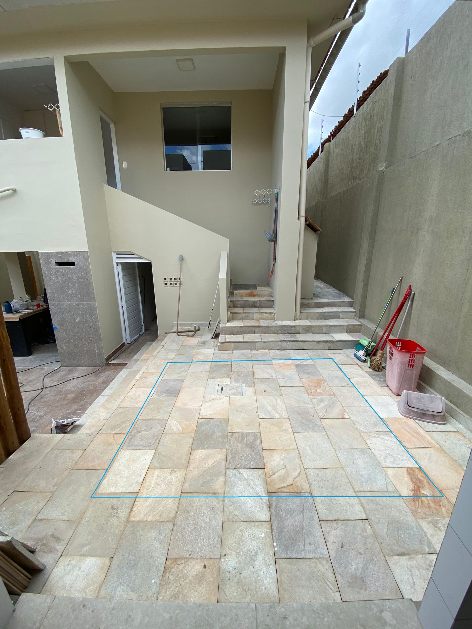 Preciso agora que voce inclua na foto um elemento similar ao criado, mas com os vertices alinhados com o paralelograma que desenhei em azul ... - Start Image 1