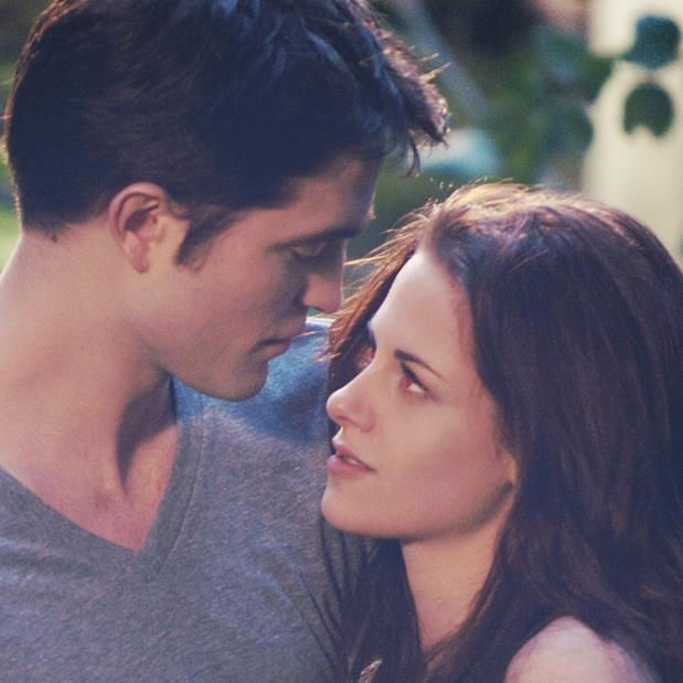 Superboy (Connor) and Wonder Girl (Cassie) in love, stares at each other passionately.