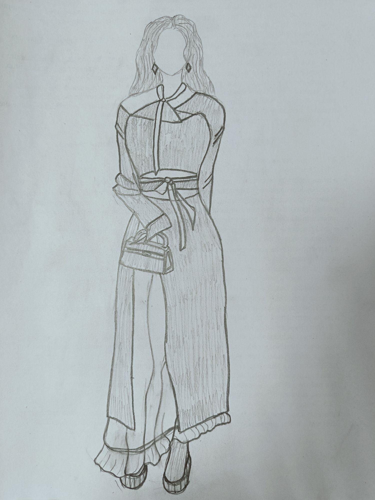 Девушка в чёрном платье с белой летящей нижней юбкой