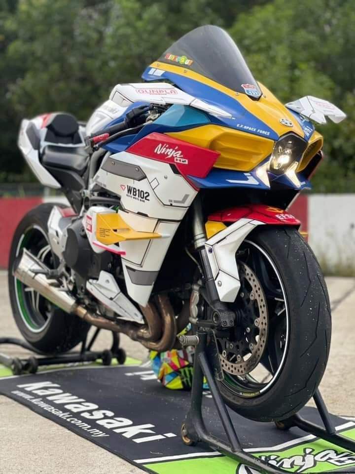 Apply the Color Scheme of Gundam Deathscythe Hell model XXXG-01D2 on the Triumph Daytona 660 sportsbike using the motorbike model on the sta...