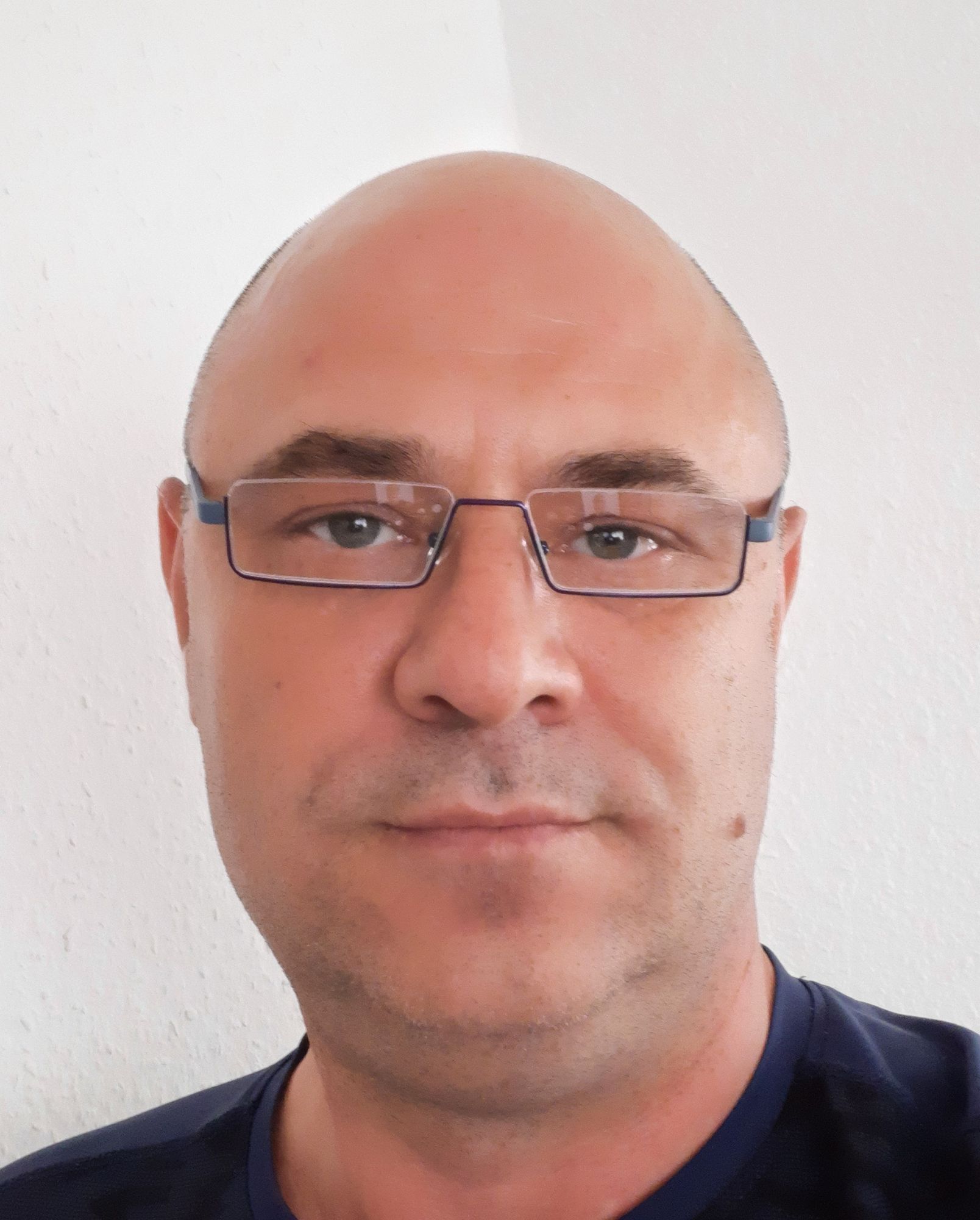 Ein geheimnisvoller Cyberpunk-Avatar eines Menschen mit den versteckten kryptischen Initialen A.O. Das Gesicht ist halb von blauem Neonlicht...