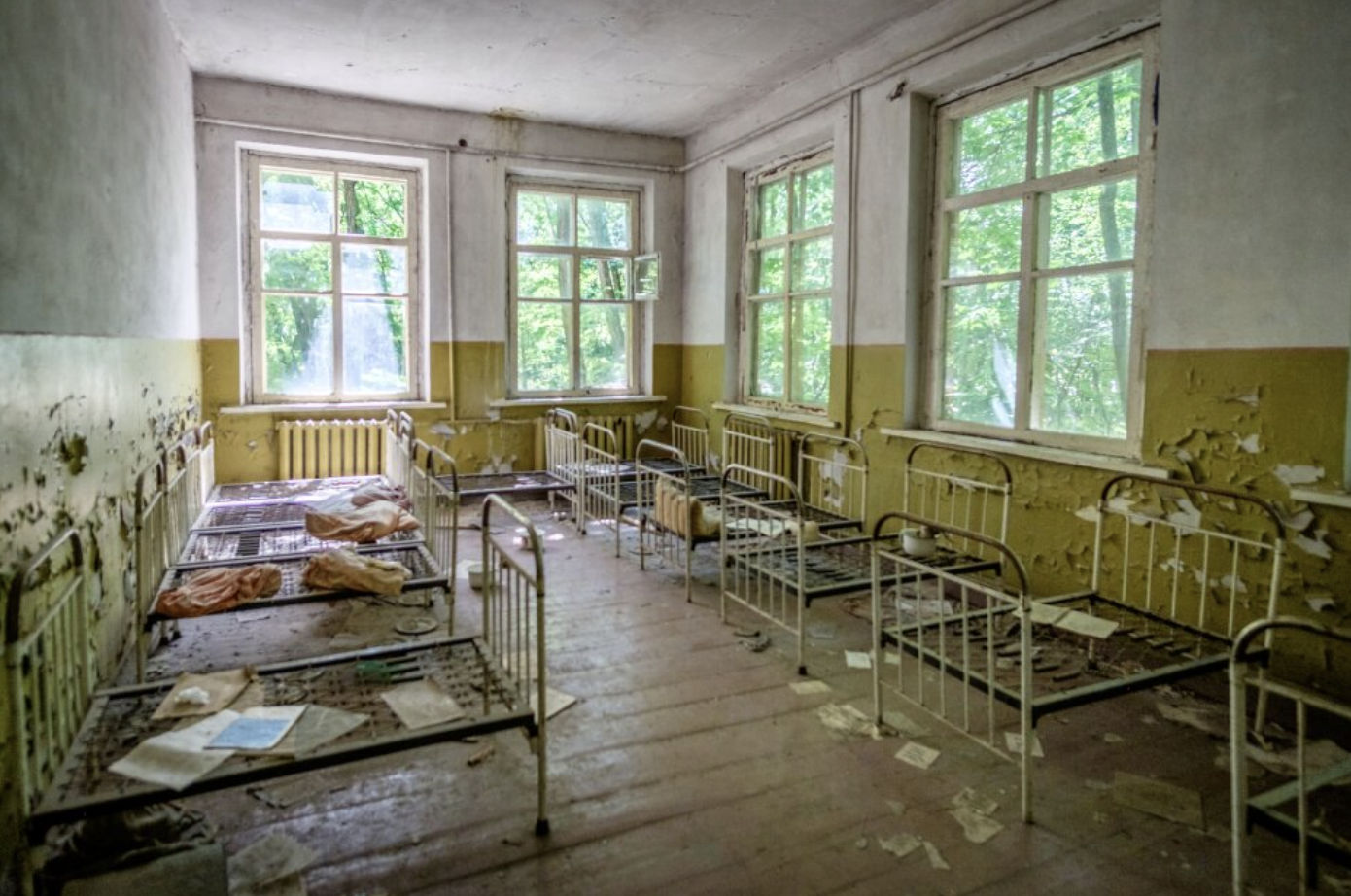 Chernobyl. Dortoir en ruine, vitres cassées, déchets, sang.  Athmosphère lugubre. hyperréaliste. À la manière du  peintre Caravegio. deep co...