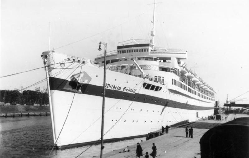 Untergang des Passagier-Schiffes Wilhelm Gustloff nach Topedo-Treffer in der Ostsee bei Nebel und Nacht während des zweiten Weltkrieges