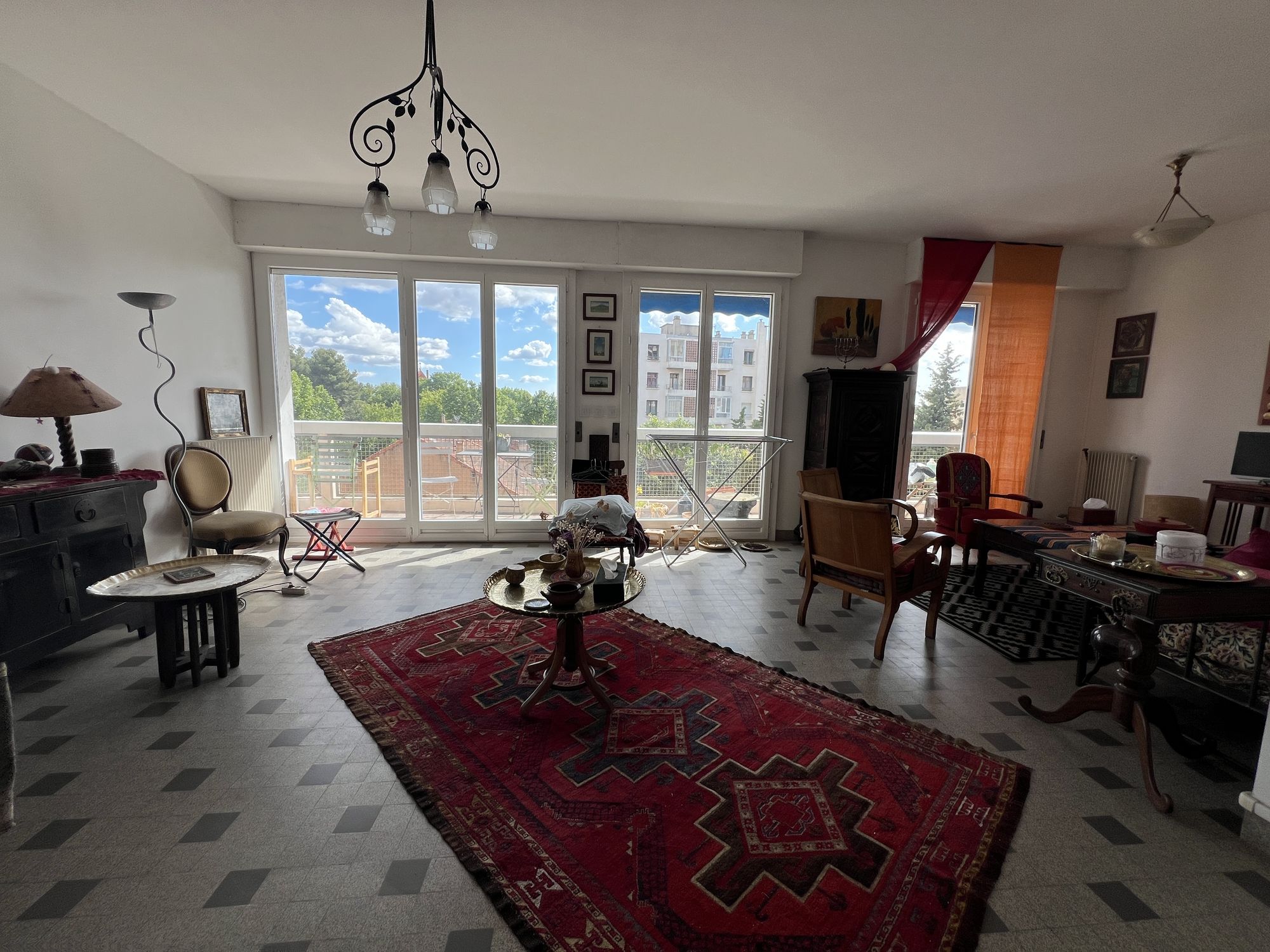 renovate this apartment, remove the furniture, install light oak parquet flooring, a modern living room, walls painted white
