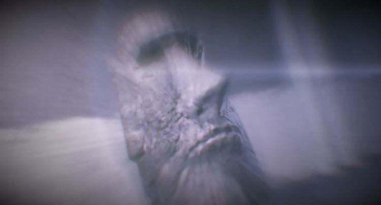 redditor_with_a_moai_statue