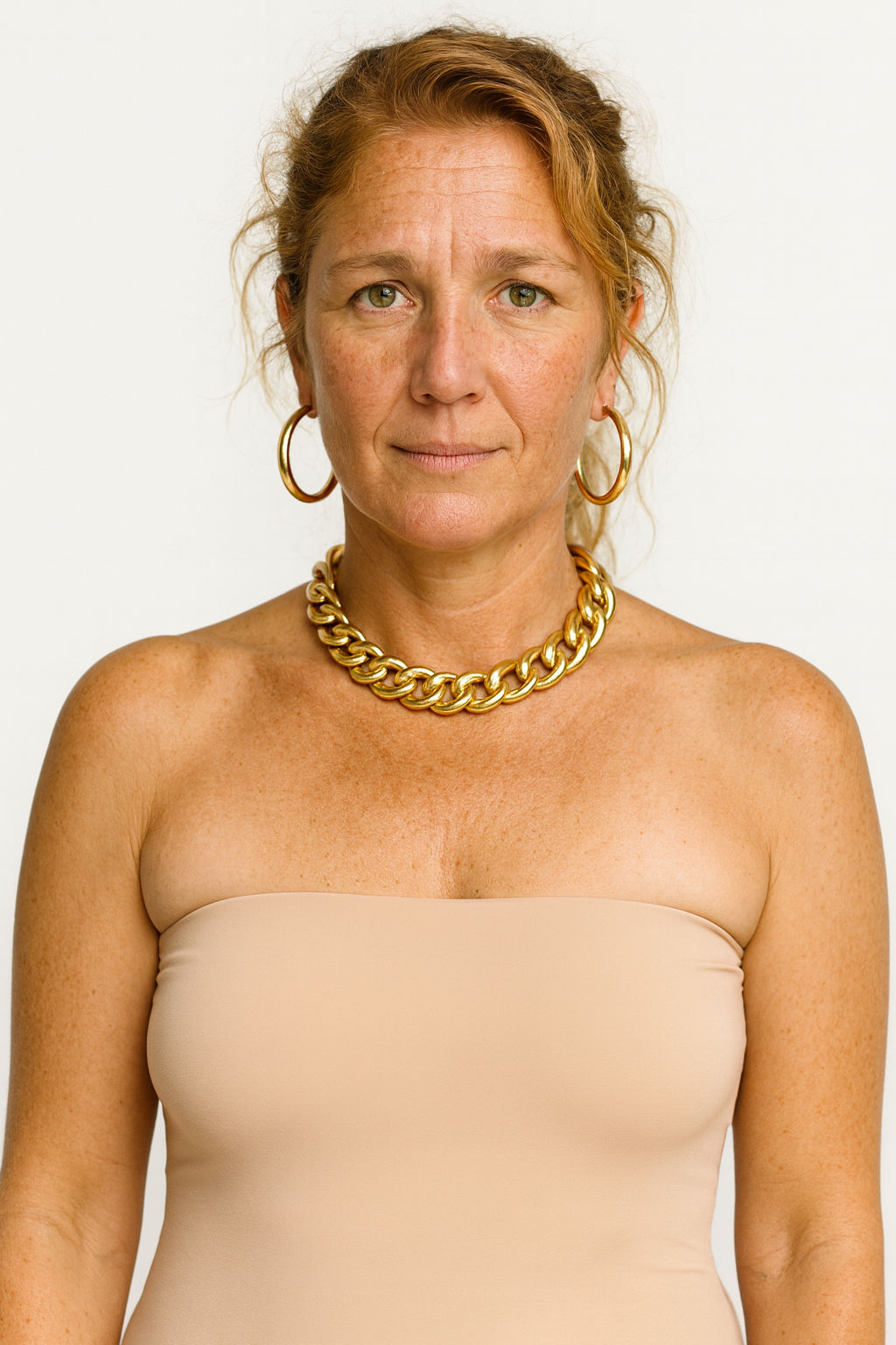 elabore une image dont voici la description :

**Modèle  Pose :**Photographie en pied d'une femme d'âge mûr (environ 50-60 ans)
silhouette t...