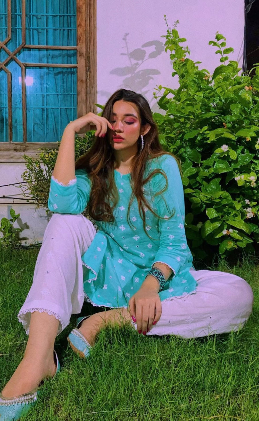 Create image 
Figurine Details: A 1/7 scale figurine of a character from an unspecified "picture," rendered in a realistic style, made of PV...