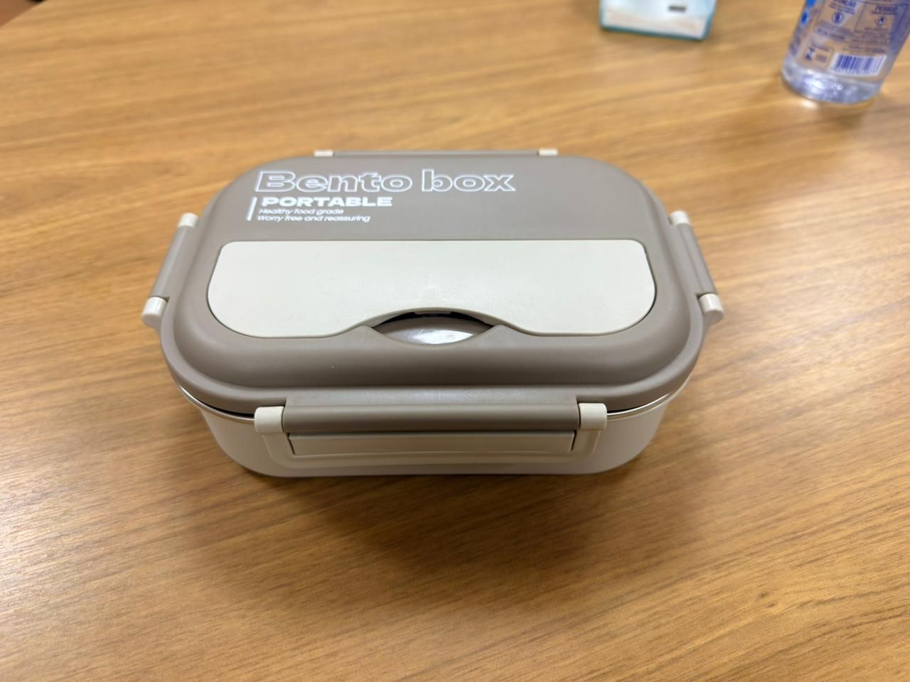 場景 3：高質感料理展示 — 品牌主視覺風
💡 主題概念

「一個便當盒，也能是精品」

📸 畫面構想

俯拍特寫構圖（Flat Lay），一只高質感的便當盒擺放在深色桌面上。

食物擺盤精緻（例如照燒雞腿、蔬菜分層、配色完美）。

光線打在食物上方，產生微光反射在盒蓋邊緣。

...