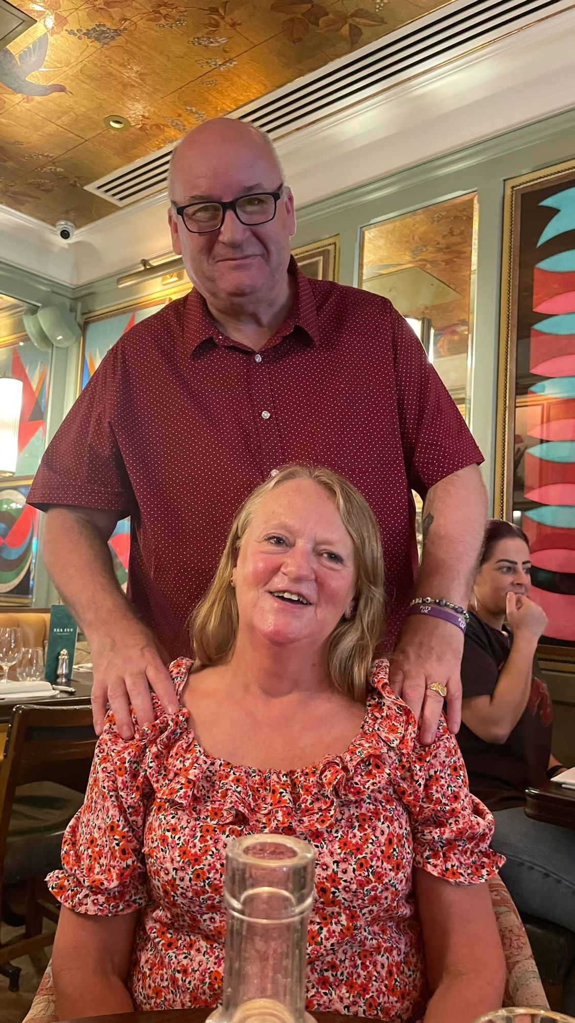 Change the clothing of the people in the image to Tudor England Henry 8th and Jayne Seymour 