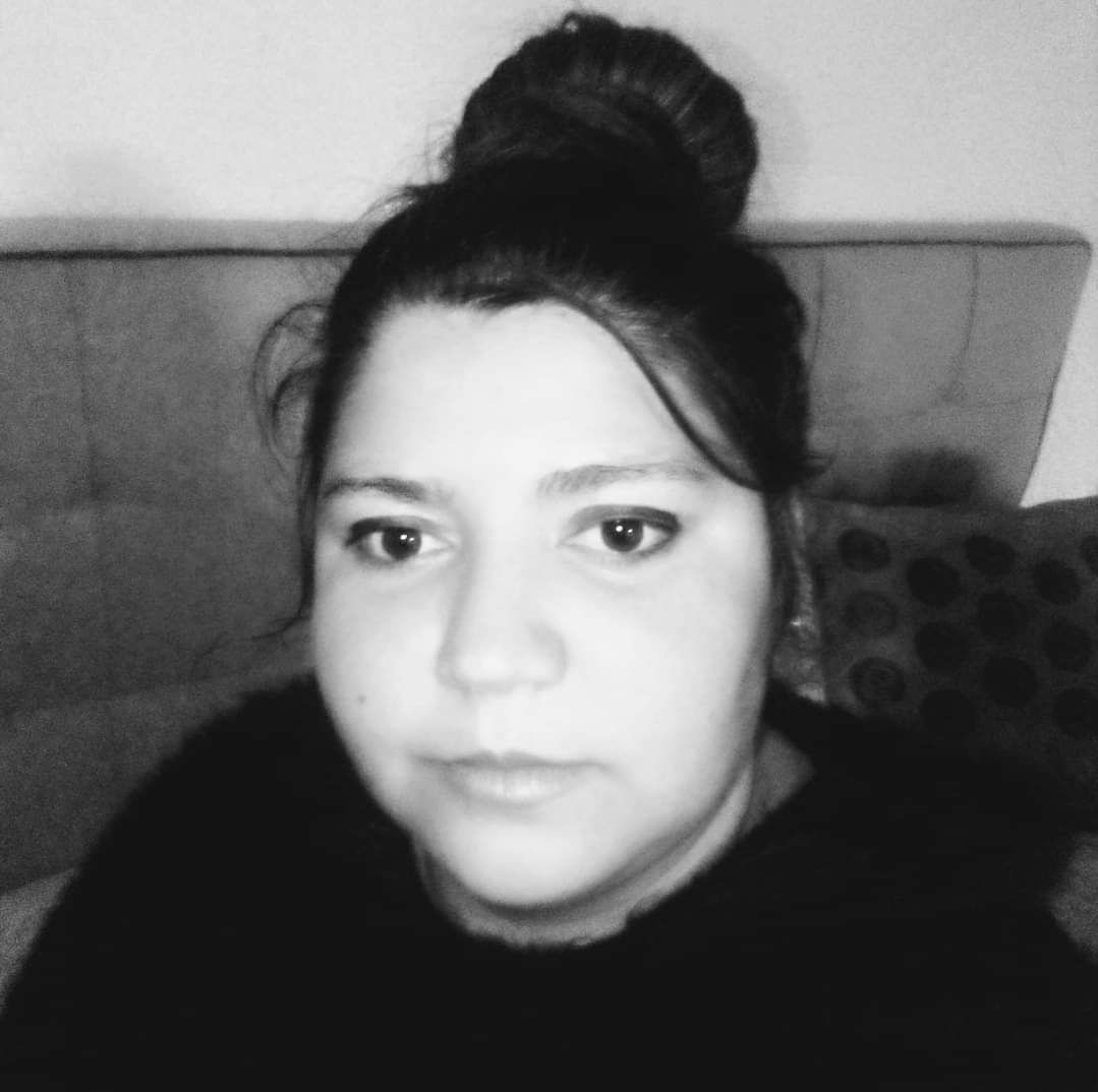 Feiticeira
Com raízes de árvores no cabelo e animais ao seu redor. 