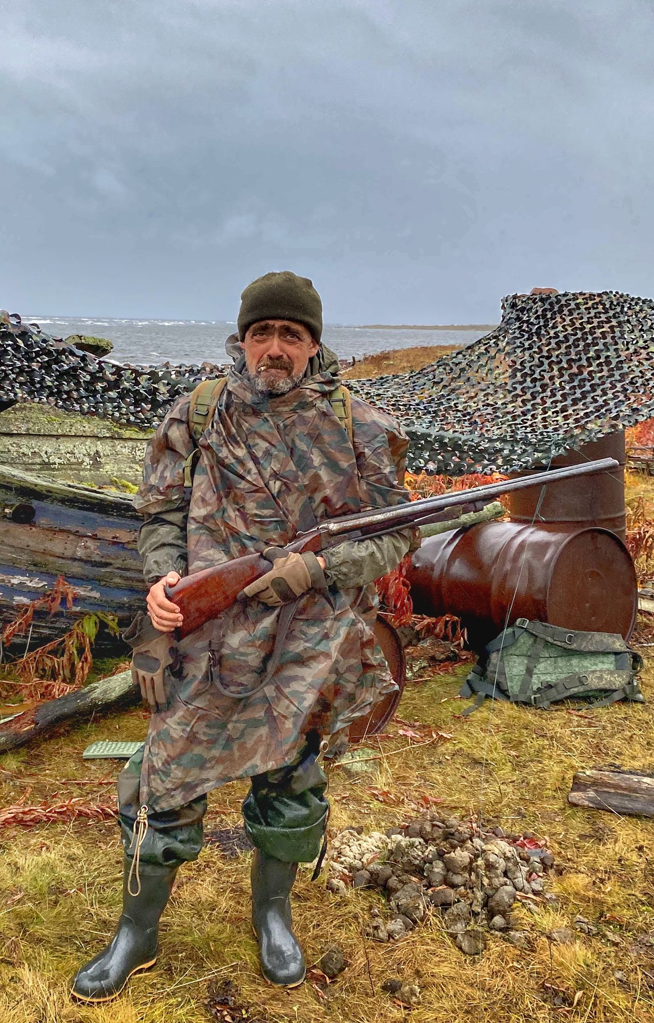 Траппер и проводник Бизоний Горб ведёт отряд через Рыжий каньон в поисках золота или смерти.