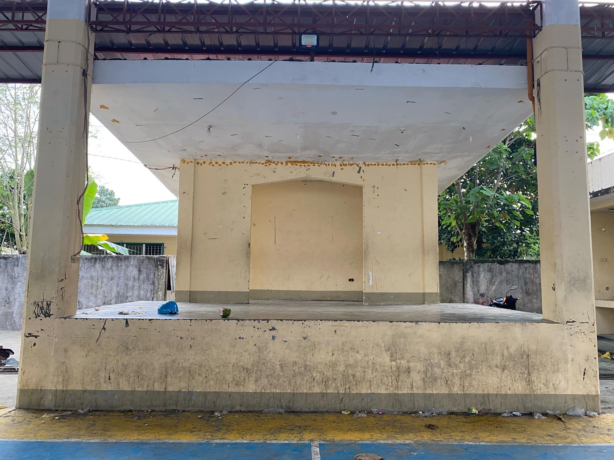 Cheap stage decorations with leaves and white silver and green combination
