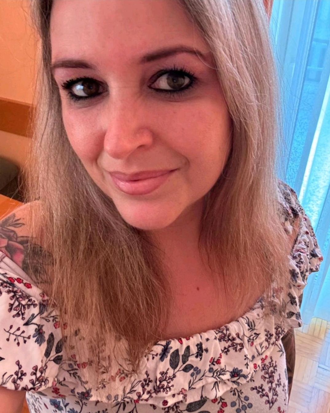 Professional photography, bokeh, natural lighting, canon lens, shot on dslr 64 megapixels sharp focus,beautiful girl with ravens, pirate gi...