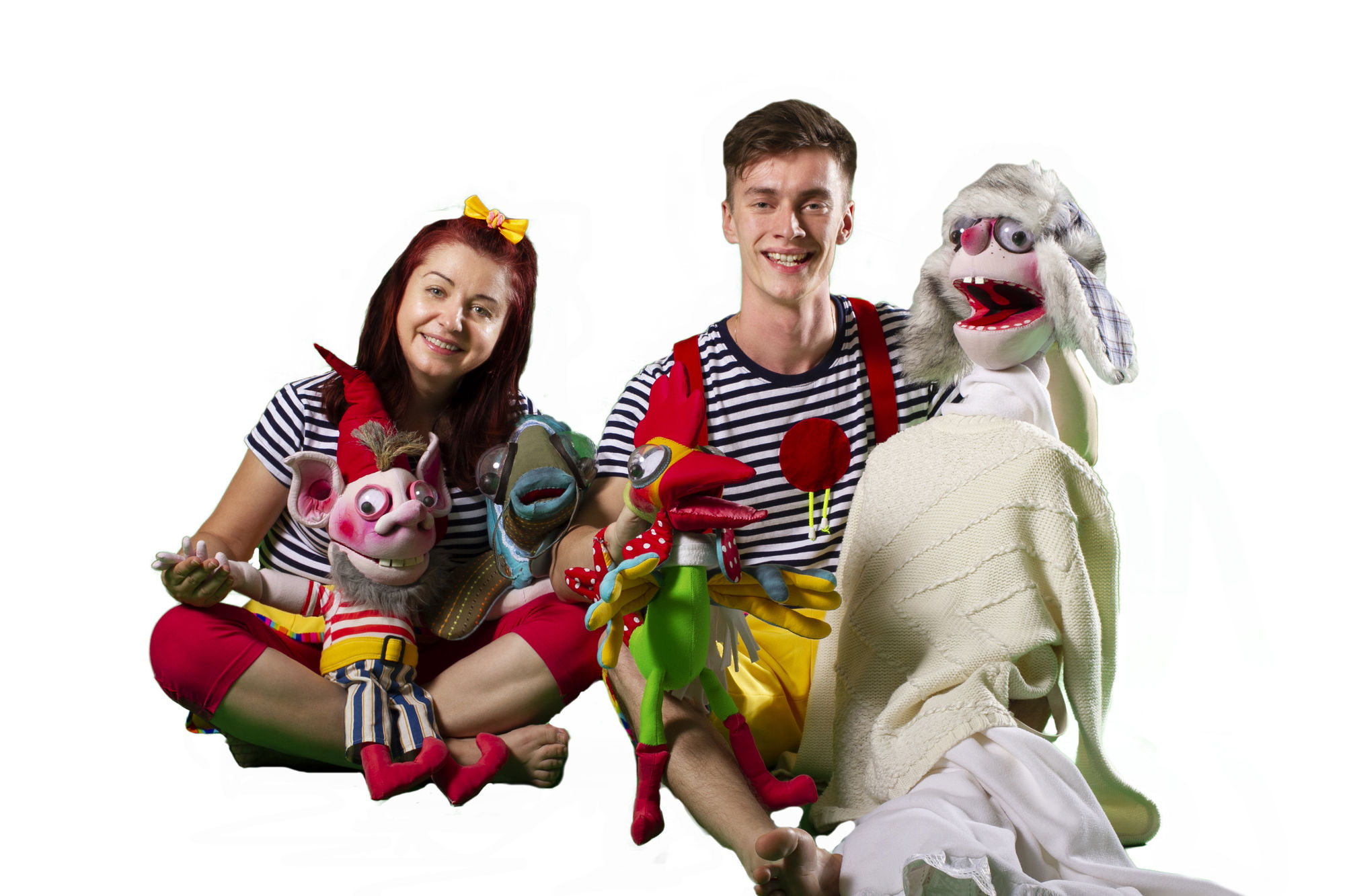 sedia pri stromčeku a rozbaľujú darčeky - Start Image 1