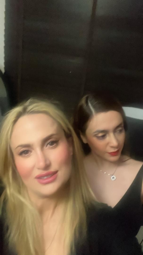 لطفا این عکسو بذار در یک محیط خوب مناسب  پروفایل واتس آپ خانم سمت چپی رو حذف کن